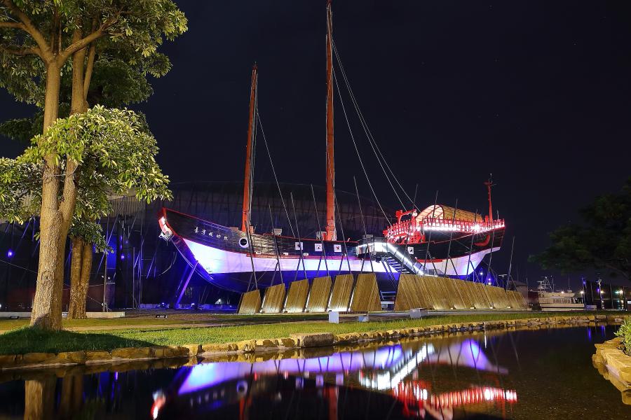 臺灣成功號打上燈光，結合園區外圍水池倒影，成為夜間限定美景！（記者李惠洲／攝影）