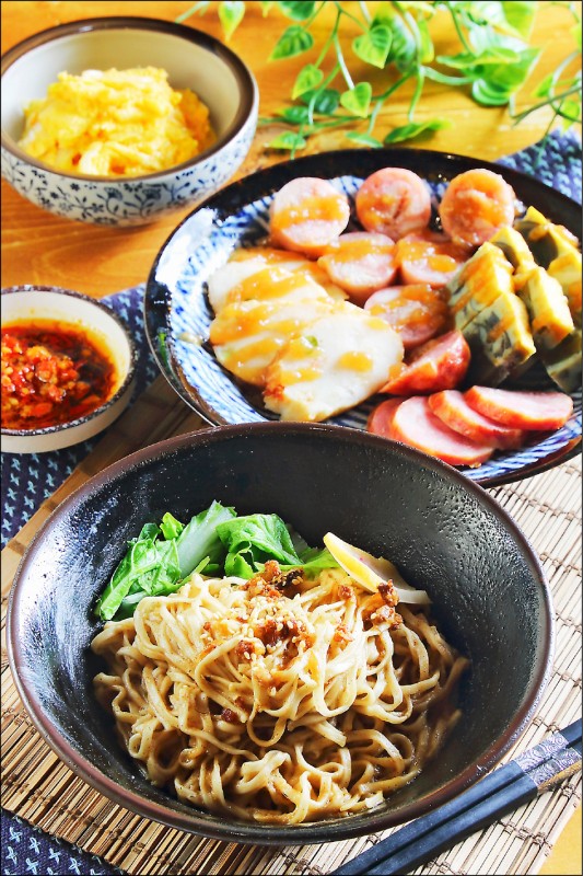 圖下順時針起為麻醬麵／40元、黃金泡菜／30元、滷味／每樣25元（圖為100元），香氣誘人的麻醬麵，搭配酸香微辣的黃金泡菜和香腸熟肉等配菜，就是一頓飽足。（記者李惠洲／攝影）