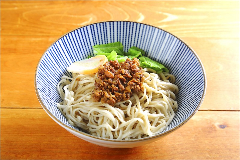 乾意麵／40元，扁細意麵Q彈富嚼勁，淋上肉燥品嚐是最簡單的幸福滋味。（記者李惠洲／攝影）