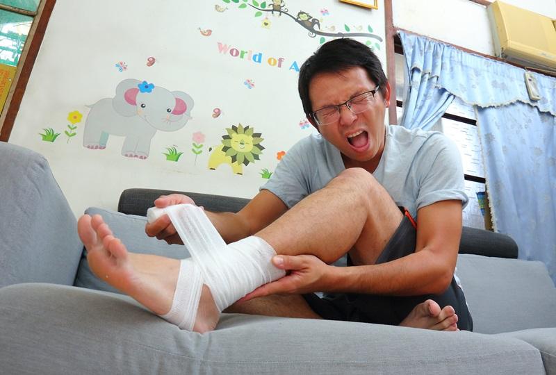 扭傷好痛，撐一下應該就沒問題了吧？（記者李惠洲／攝影）