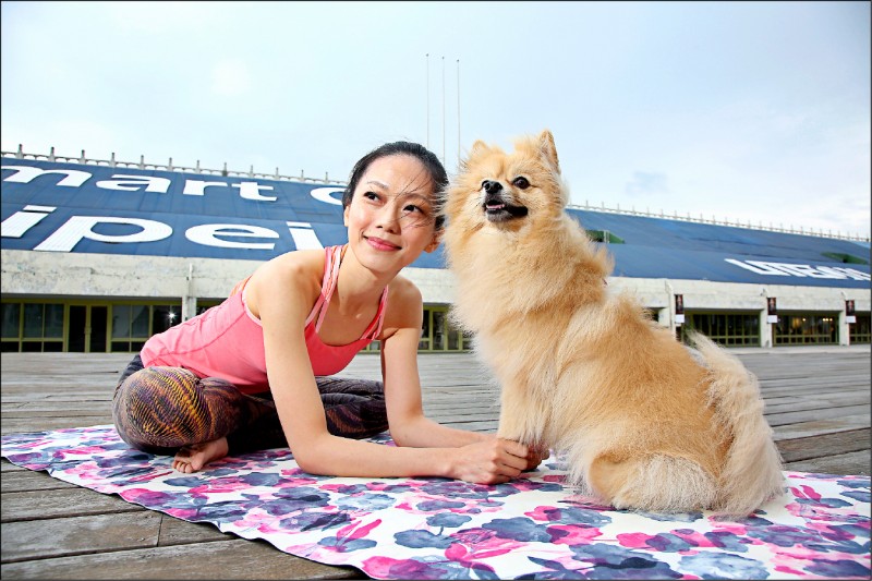 狗狗瑜伽其實就像在跟狗狗玩耍一樣，短時間就能增進人狗默契與感情。（記者沈昱嘉／攝影）