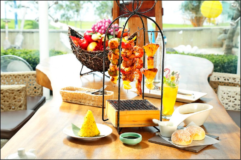 金巴蘭熱火私藏串燒／880元（5月中旬起售價920元，附湯品、麵包、飲品及薑黃飯），肉桂味稍偏重，可用搭配的甜醬油壓壓味道，亦可加入薑黃飯一起品嚐，飽足感十足。（記者陳宇睿／攝影）