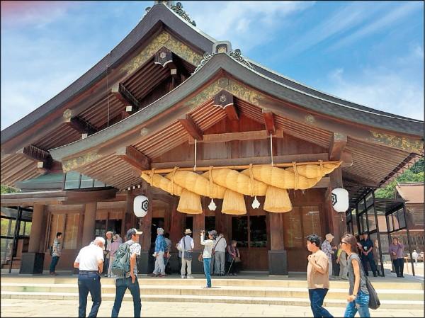 掌管愛情結緣之神的出雲大社，也是日本古老的神社之一。神社建築物不是很大，可以讓貓兒們神氣地進來走動散歩，對貓咪來說是很棒的體驗。（圖／本報資料照）