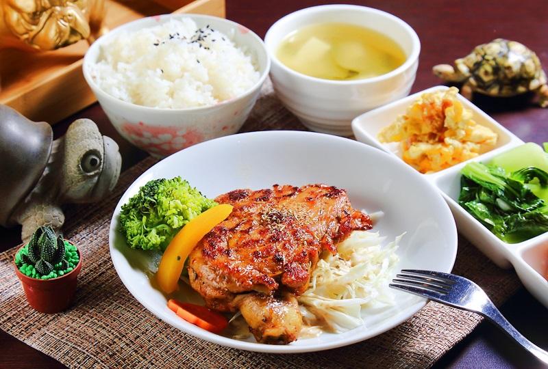 迷迭香雞腿排飯／160元（附湯品、小菜、綠茶），去骨雞腿以香料醃製再經香煎，口感軟嫩。小菜為每天不固定的家常菜，並且以少油健康為主。（記者李惠洲／攝影）