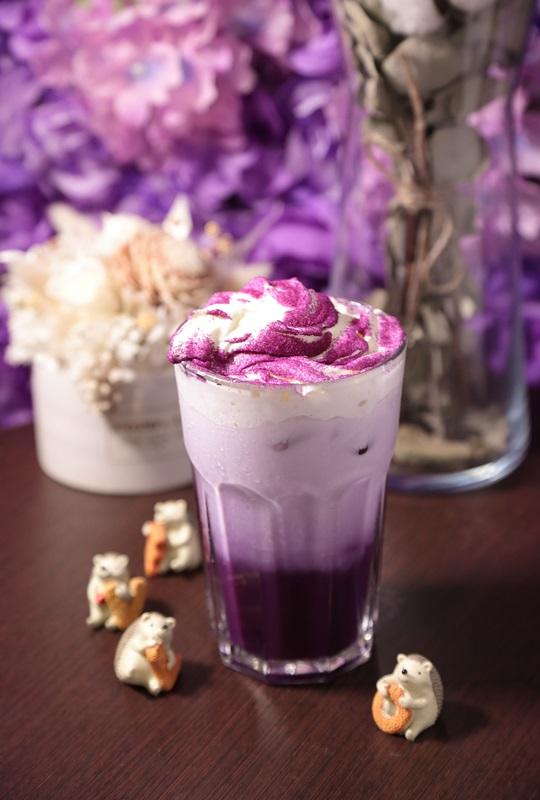 紫薯拿鐵／60元，以天然紫薯粉搭配牛奶製成的無咖啡因飲品，不只外表吸睛，淡淡的紫薯香也相當迷人。（記