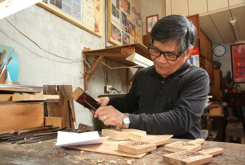 蔡榮興／70歲。師承父親──宜蘭知名木雕師蔡火土，從小學習雕刻粿印、糕餅印，以及各類木材雕刻，並曾為在地社區雕刻「木雕地圖」以及「木雕壁畫」。做為傳統木雕工藝師的2代傳承人，蔡榮興在接班後更開發各式文創商品，讓木雕技藝得以繼續流傳。（記者沈昱嘉／攝影）