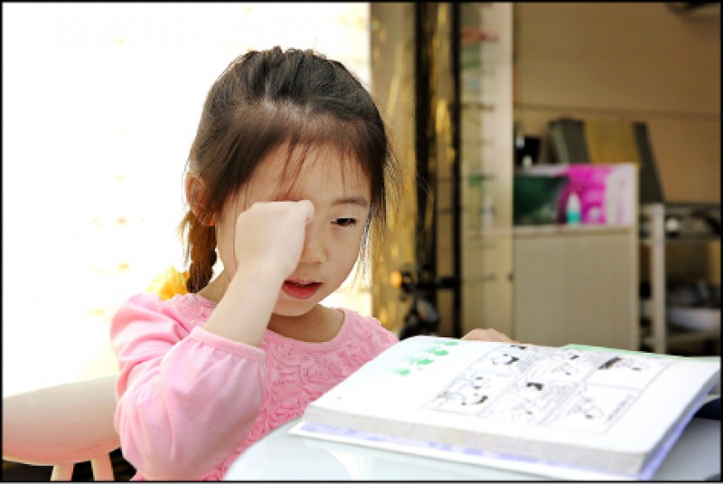 弱視孩子的黃金治療期為6歲之前，若孩子常揉眼睛、看不清楚，建議家長要盡快求診眼科醫師。（記者李惠洲／攝影）