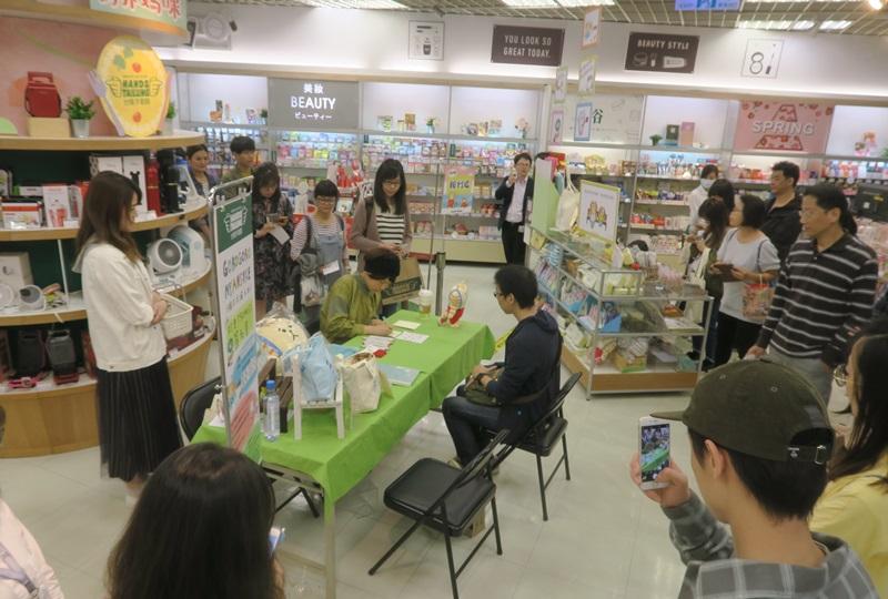 在台隆手創館所舉行的簽名會，吸引了許多「喵粉」到場參與。（記者吳書緯／攝影）