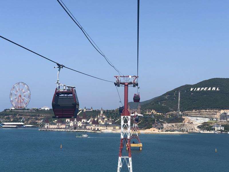 體驗搭乘全東南亞最長的跨海纜車，一邊欣賞芽莊的湛藍海水，一邊前往珍珠島度假去！（記者陳怡君／攝影）