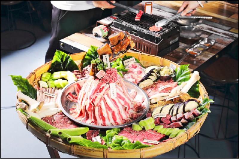 肉金剛無敵制霸餐（8～10人份）／3,888元，扛出來就令人吃驚的肉金剛無敵制霸餐，包含13款肉品及多樣時蔬，超級浮誇。（記者李惠洲／攝影）