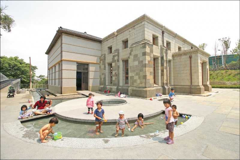 新竹水道取水口展示館除了修復新竹水道取水口的古蹟本體之外，在戶外景觀還設置了環形水池，讓親子可一同戲水親水。（記者沈昱嘉／攝影）
