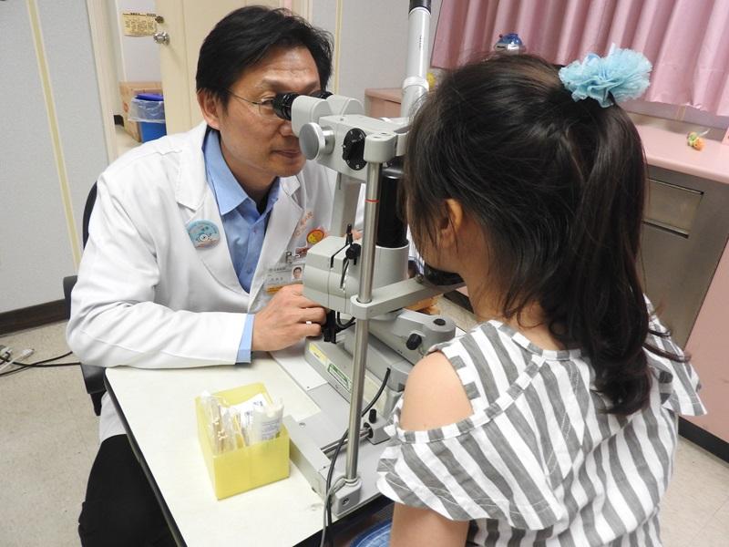 小朋友要減少使用手機、電腦，才能保護眼睛喔！（本報資料照）