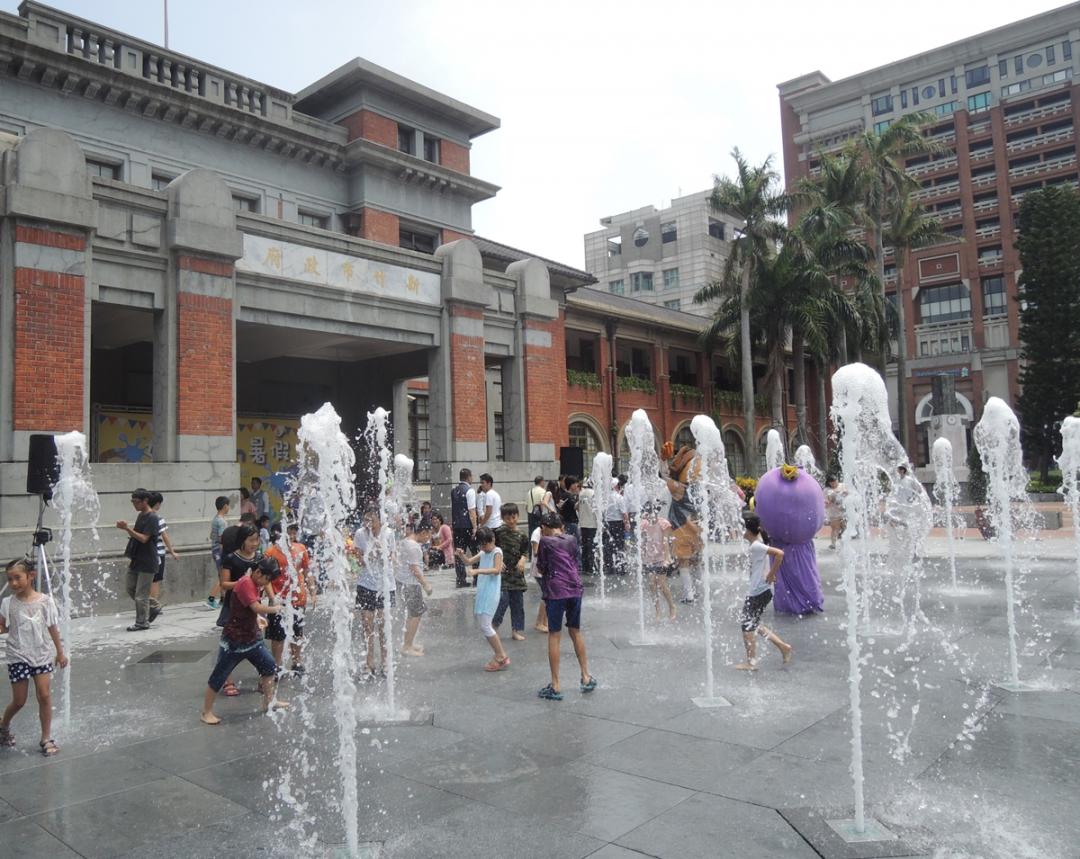 來玩水囉！全台「免費水樂園」暑假暢玩滑水道、漂漂河、沙坑