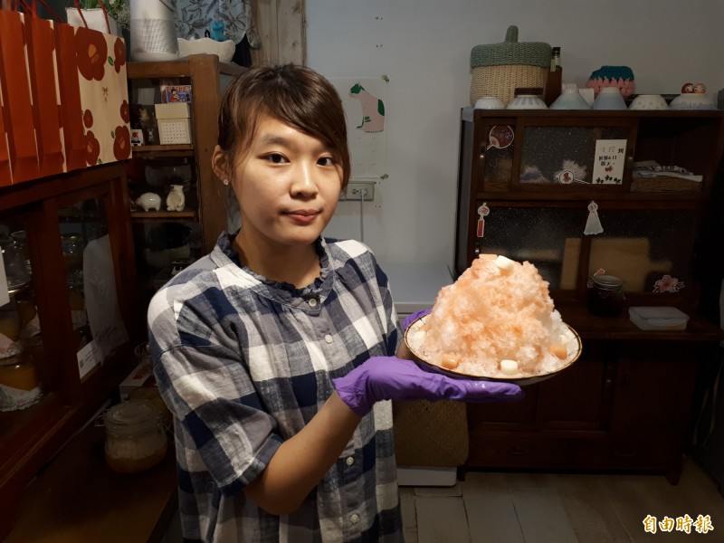 新竹市慕淳日式刨冰的「粉紅泡泡」是用西瓜果醬汁為主，還會灑上海鹽，吃起來消暑又透沁涼。（記者洪美秀攝）