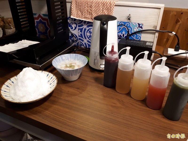 新竹市慕淳日式刨冰店內使用的果醬或淋汁，全是店家侑子用天然水果加上香草或月桂葉熬煮而成，吃起來天然無負擔，就連糯米小糰子也是手工做成，很受日本人喜歡，常會網路預定果醬。（記者洪美秀攝）