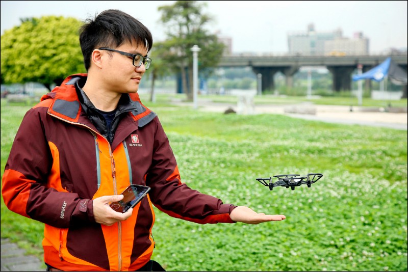 可以同時享受遙控飛機的操作爽快感與俯瞰的攝影視角，空拍機日益流行。（記者沈昱嘉／攝影）