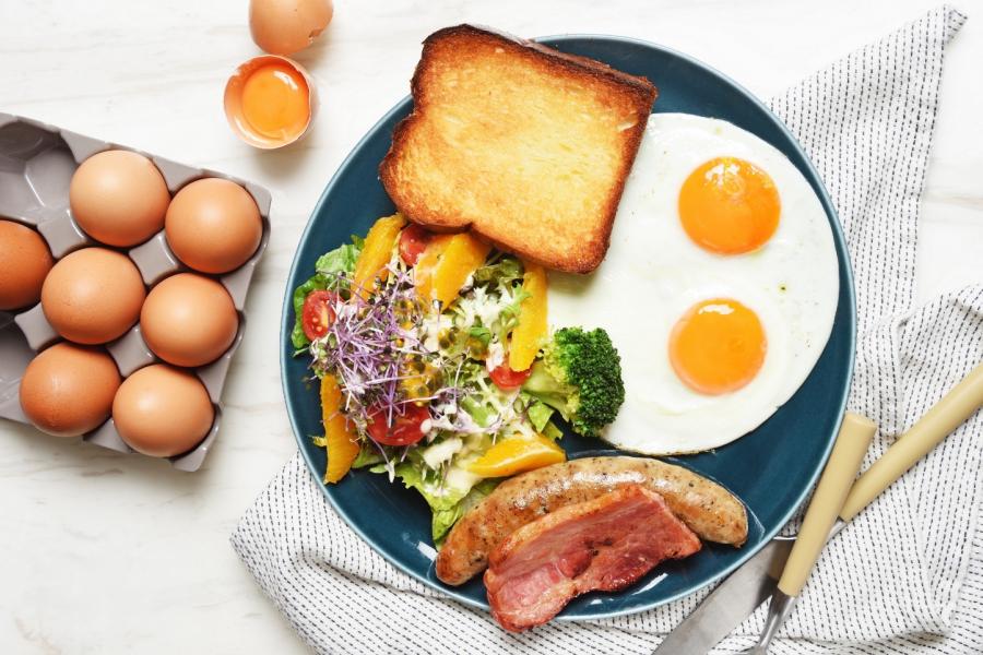 光一招牌早午餐／300元，超澎湃的早餐大拼盤，蔬菜蛋肉都吃得到。（光一肆號提供）