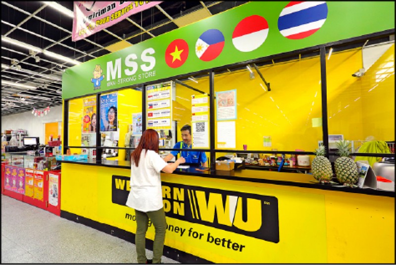 店內設有西聯匯款專櫃，協助外籍朋友匯款回家鄉。（記者李惠洲／攝影）