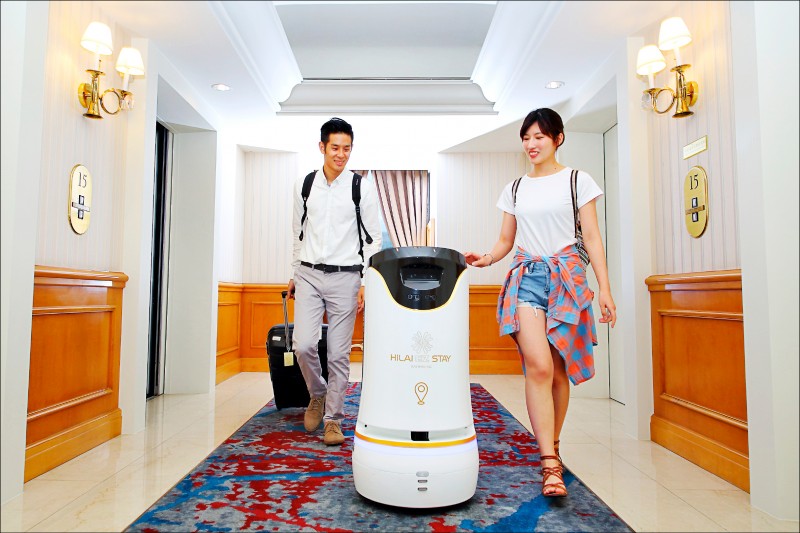 只要輸入客房號碼，機器人Hi-Ro即會帶著房客到入住客房，過程中還會「哼哼哈哈」自言自語，頗具趣味。（記者李惠洲／攝影）