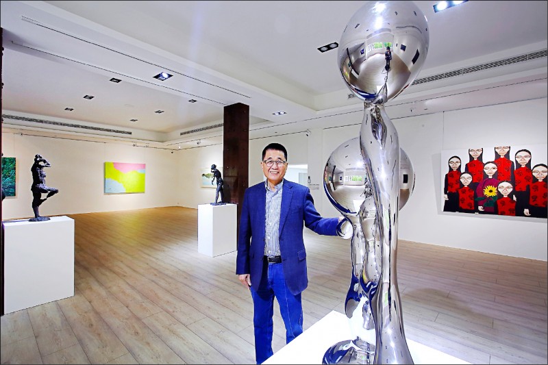 王慶祥（圖中）將大新美術館視為藝術森林計畫的凝聚點，除了展示私人收藏品，也邀請國內、外藝術家到此策展，做為藝術文化交流基地。（記者李惠洲／攝影）