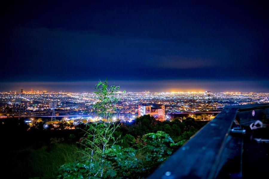 沒有任何遮蔽物阻檔，盡情觀賞台中璀璨夜景。（圖／IG@lulu159852提供）