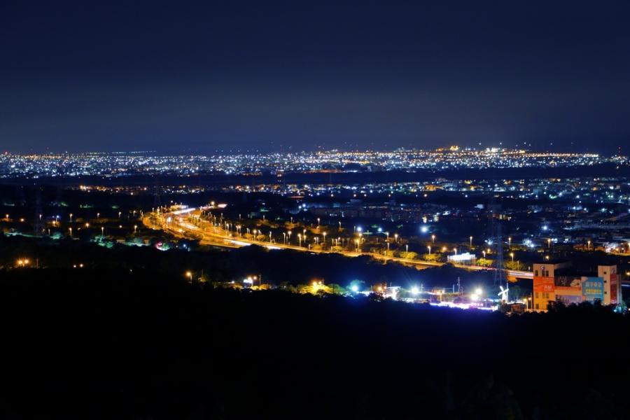 火力發電廠、城市燈景、藍色公路全都盡收眼底。（圖／旅人狂潮就愛趴趴照提供）