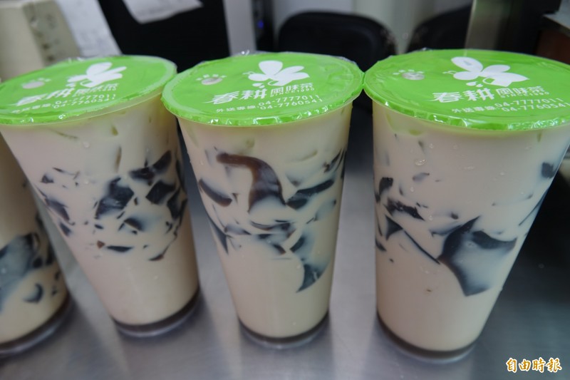 鹿港春耕風味茶的仙草凍是招牌，每天現煮現做。（記者劉曉欣攝）