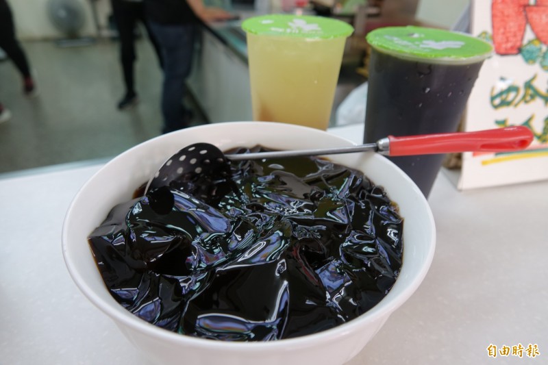 鹿港中山路上的春耕風味茶，招牌仙草凍是每天現煮現做。（記者劉曉欣攝）