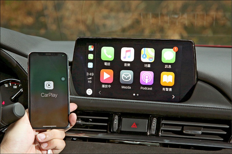 加入Apple CarPlay／Android Auto兩大手機連接系統，對現在手機不離身的駕駛來說相當方便。（記者沈昱嘉／攝影）