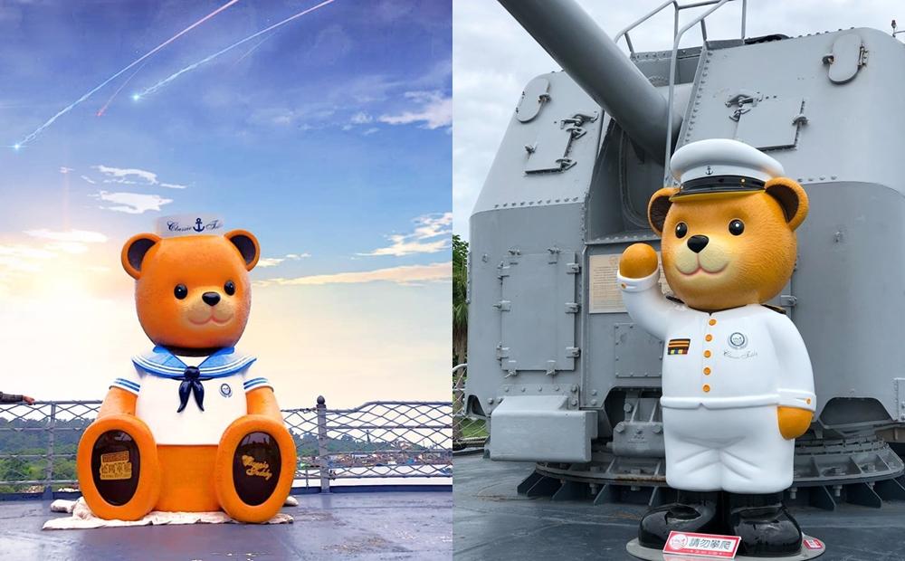 水手、泰迪熊艦長坐鎮在甲板和五吋砲前方。（圖／截自德陽艦園區粉專）