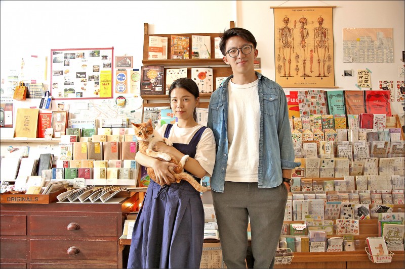僅30歲出頭的老闆徐立凡（圖右），因曾任文具業務的工作，進而接觸到各國文具，愛上了文具商品，更與老婆一同開文具店。（記者沈昱嘉／攝影）