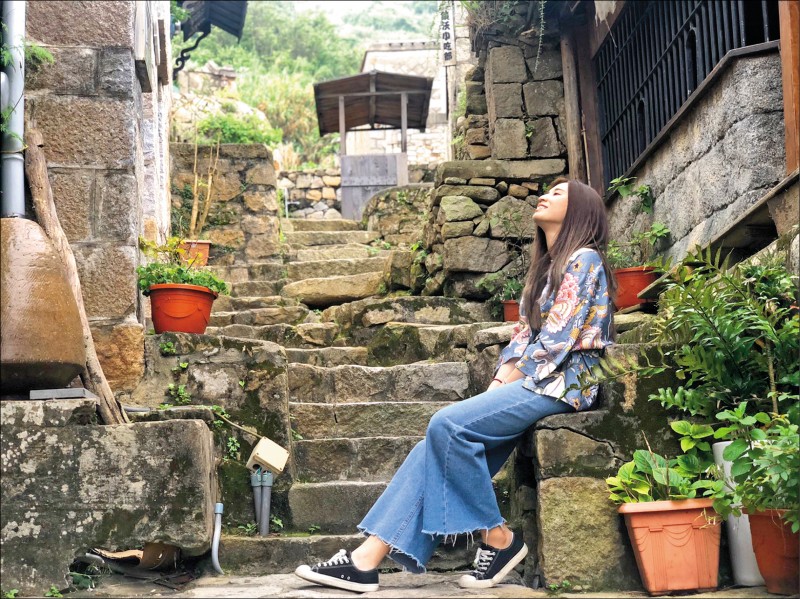 在北竿鄉的芹壁聚落，有許多特色石頭屋建築以及古厝，漫步其間有種時空穿越感。（記者陳怡君／攝影）