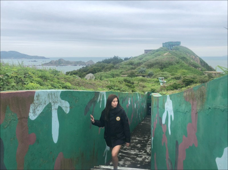 走在東莒大砲連周邊的步道上，既能欣賞傍海的島嶼景致，還能一窺過去的軍事重地。（記者陳怡君／攝影）
