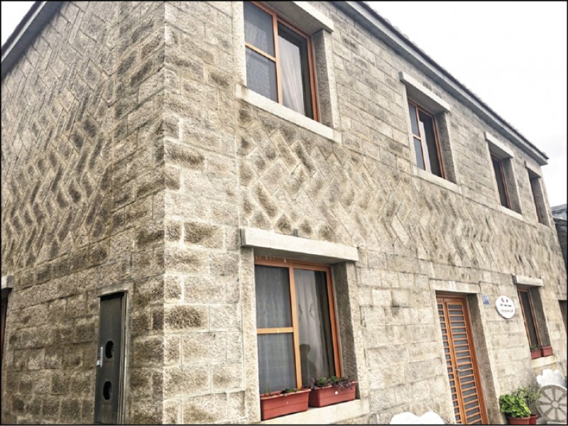 家適咖啡民宿外觀為閩東式的石頭屋，可以體驗在古厝中住一晚的樂趣。（記者陳怡君／攝影）