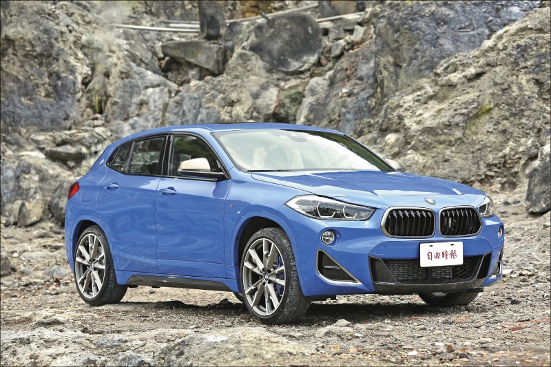 BMW X2 M35i已披掛上M部門招牌套件，包含鋁圈、剎車等，後方配置雙出排氣管，用力踩下油門，就會噴出悅耳的排氣聲浪。（記者沈昱嘉／攝影）