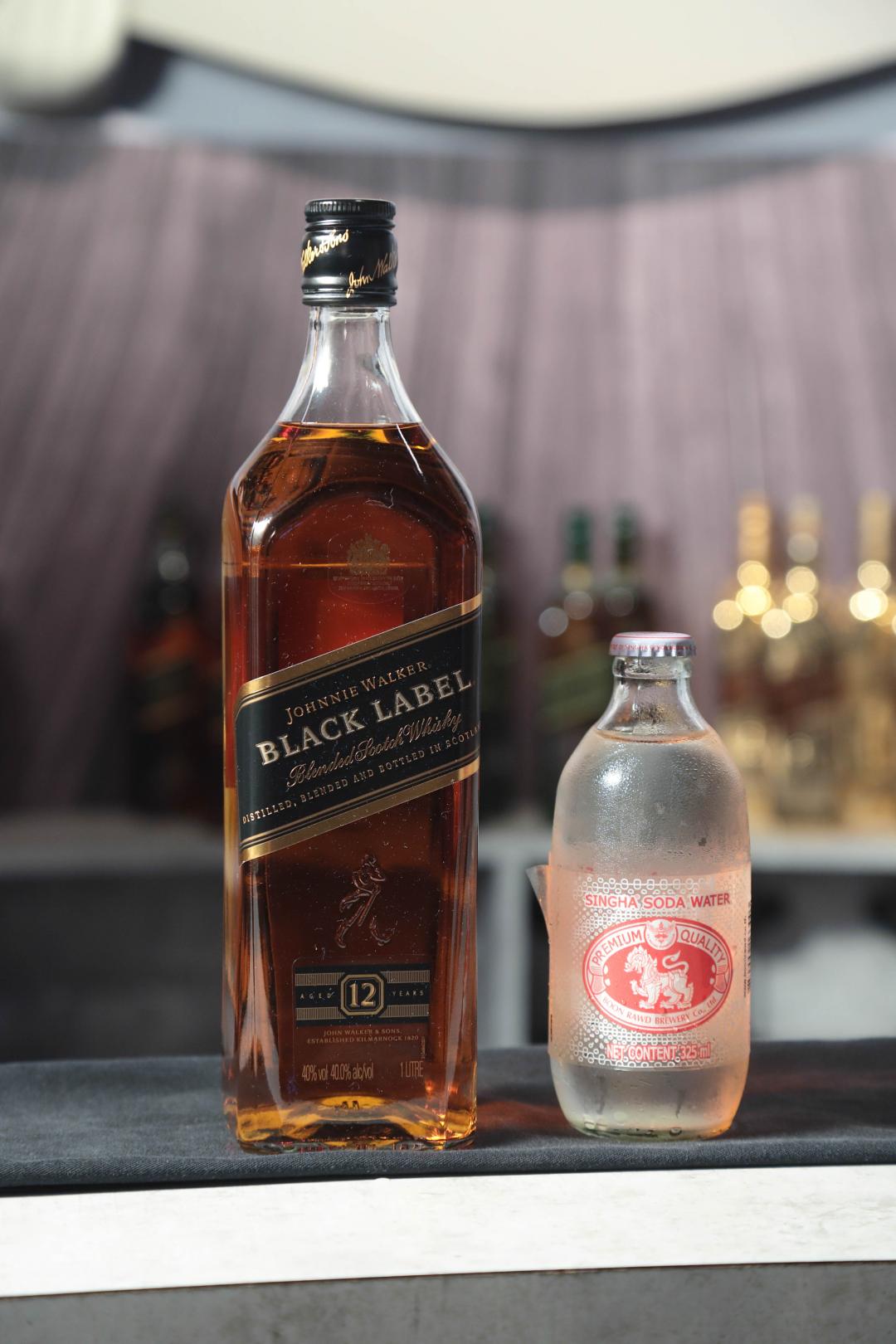 調製黑牌highball所需材料，左為JOHNNIE WALKER黑牌、右為氣泡水。（記者陳宇睿／攝影）