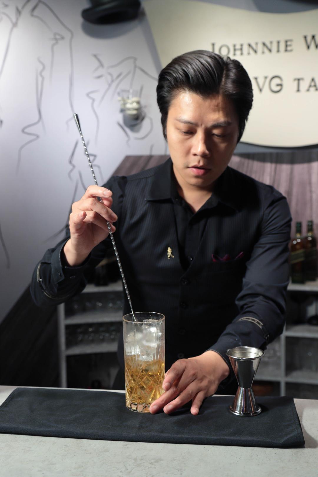 調製highball時，不要轉圈攪和，要以上下勾動酒液混和。（記者陳宇睿／攝影）