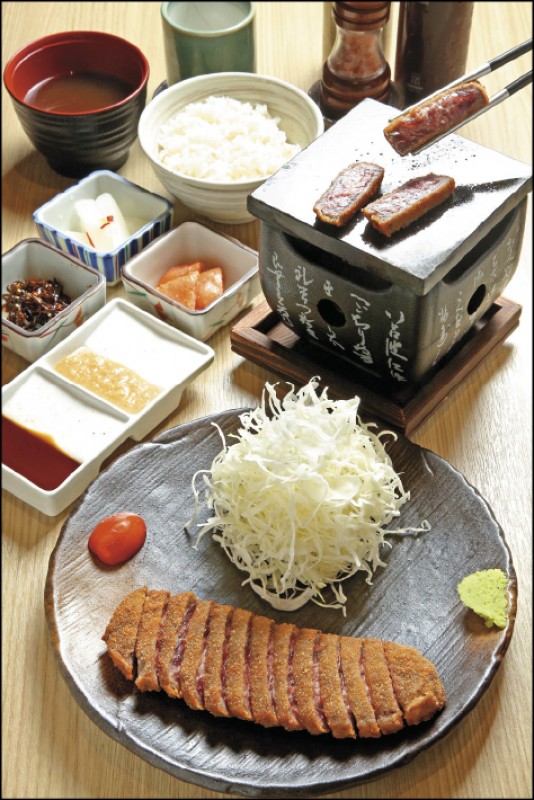 炸牛定食130g／390元（附味噌湯、小麥飯、3樣小菜）
牛かつもと村僅販售炸牛定食，3分熟度牛排再放上火烤陶盤，吃得到鮮嫩肉質，沾醬吃也很經典，讓人滿足雙重口感。（記者沈昱嘉／攝影）