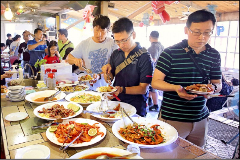 抓完魚蝦休息一會兒，就是大飽口福的用餐時間。（記者李惠洲／攝影）