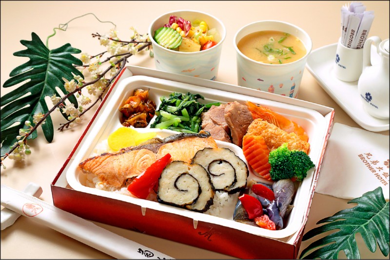 雙主菜附和風沙拉便當／350元，便當中有以和風口味料理的海陸雙主菜，配菜依時令進行輪換，讓人吃便當也能吃到當季食材，整體來說清爽可口。（記者陳宇睿／攝影）