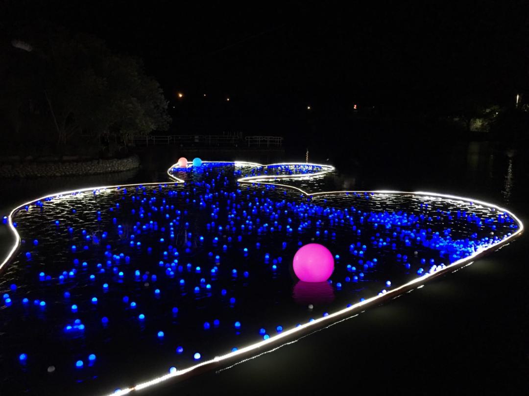 水上夜光版雙心石滬是今年新打造的夜間造景。（宜蘭傳藝園區提供）