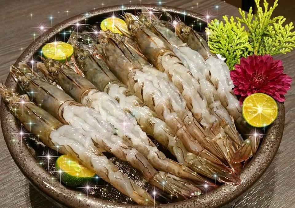 貼心剝好蝦殼的海鮮拼盤，有將近10隻的大尾鮮蝦。（圖／截自老豆府粉專）
