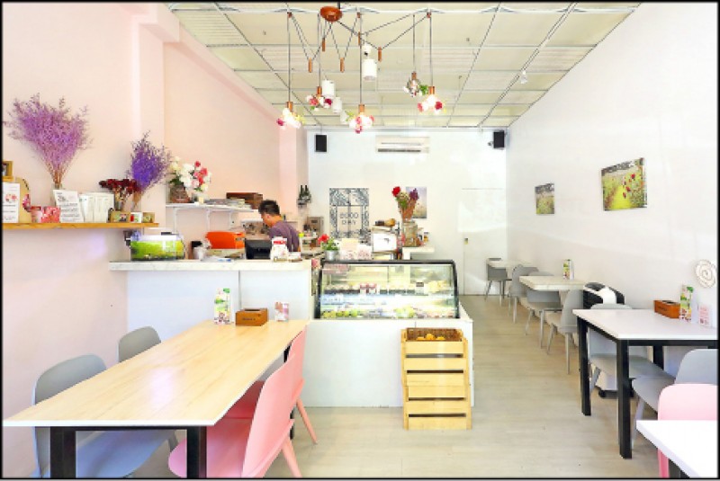 善廸花廚的店面不大，以白粉色系打造明亮的用餐空間。（記者李惠洲／攝影）