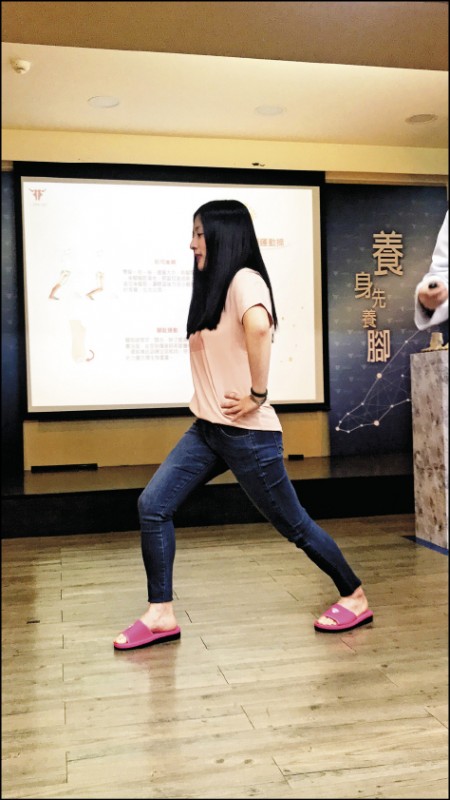 擺脫易痛足群第1招示意圖。（記者蕭喬云／攝影）
