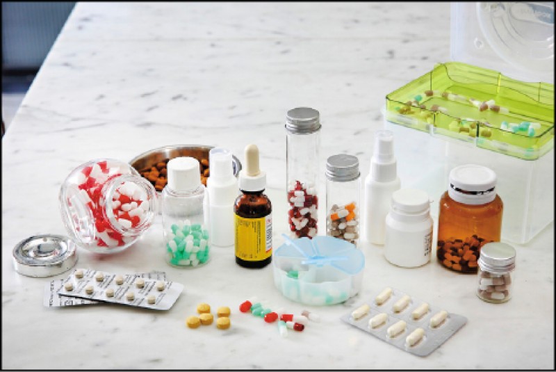 寵物保健食品可簡單分為維持日常所需營養素，及針對性的功能保健食品。（記者李惠洲／攝影）