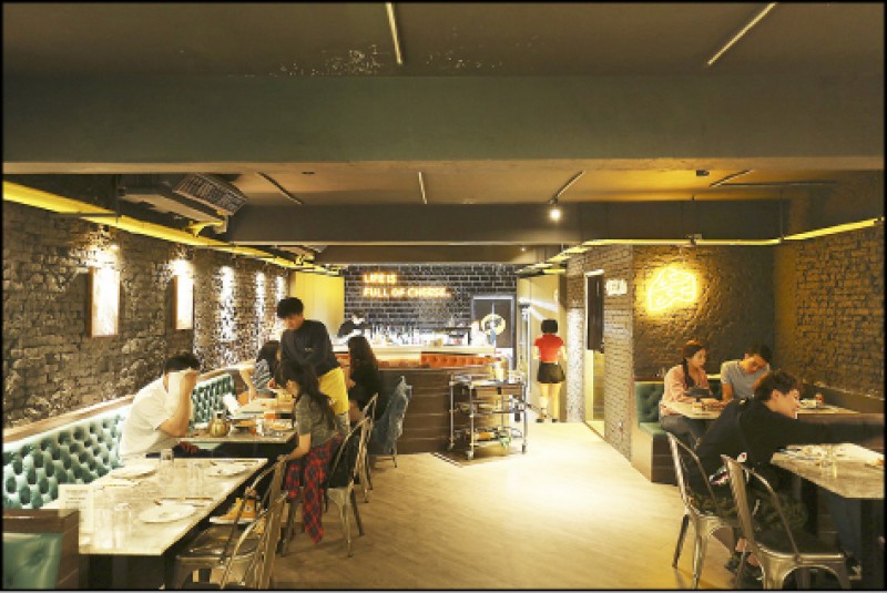 店內裝潢走美式工業風，以復古皮沙發打造的座位空間寬敞舒適。（記者沈昱嘉／攝影）