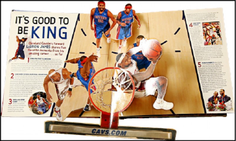 《Sports Illustrated Kids WOW! The Pop-Up Books of Sports》，鮮少有人會將運動與立體書做聯想，文自秀推薦的這本立體書，將各種運動中的經典畫面用立體圖示展現，讓觀看者可以用不同視角和這些偉大的運動家親密接觸，也用不同的方式讓體育進入生活。（記者沈昱嘉／攝影）