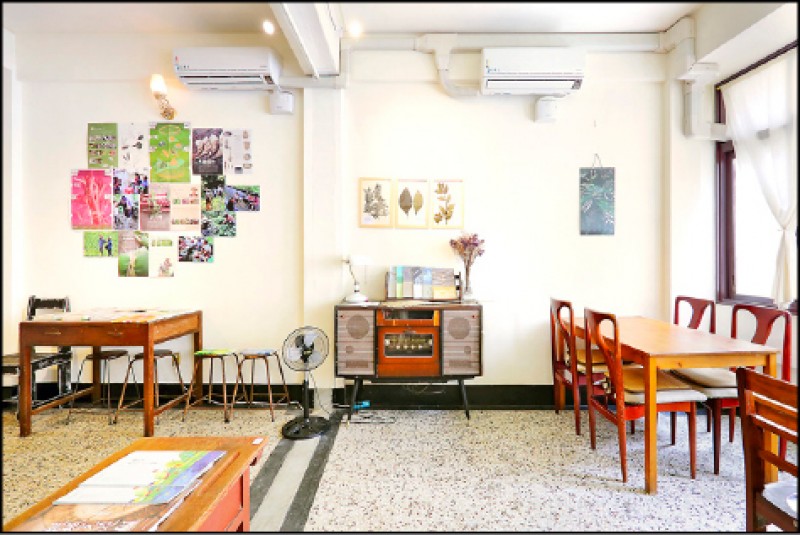 透南風咖啡聚場內用座位區也做為不定期策展的空間運用。（記者李惠洲／攝影）