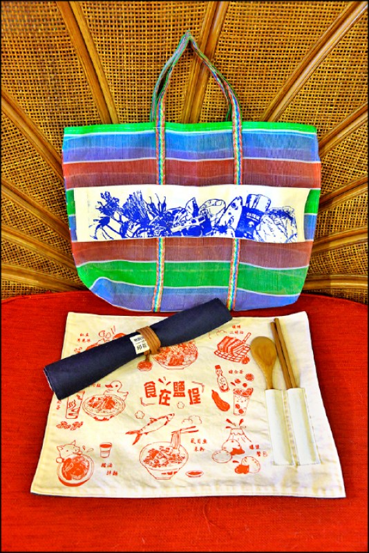 「不在不在去買菜」茄芷袋／每個250元（上）、「食在鹽埕」餐墊及餐具組／每組380元，茄芷袋是由高鈺鈕釦行手工裁布絹印縫製，而餐墊及餐具組則與鹽埕的布料設計品牌印花樂合作製作。（記者許麗娟／攝影）