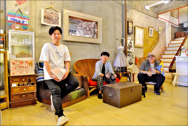 左起曾國鈞、羅文昕、黃祺瑋分別負責叁捌旅居的編輯設計、社區策展企畫、以及導覽遊程，以鹽埕為中心，讓更多人認識在地的老文化。（記者許麗娟／攝影）
